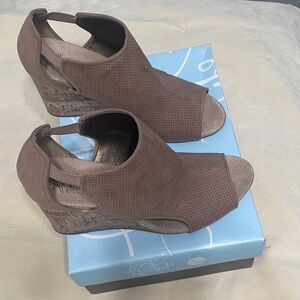 Life Stride Taupe Peep-Toe Wedges